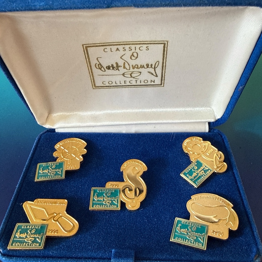Walt Disney Classics Collection Wdcc Anniversary Pin Set - Collector Edition
